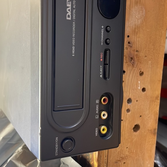 Daewoo Video Cassette Tecorder/DVD player with universal remote - Picture 2 of 6